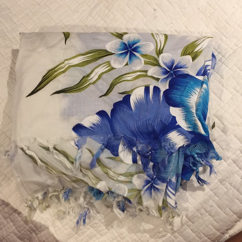 Beautiful Hawaiian sarong NWOT